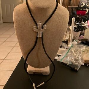 Crystal cactus bolo with silvertone tips